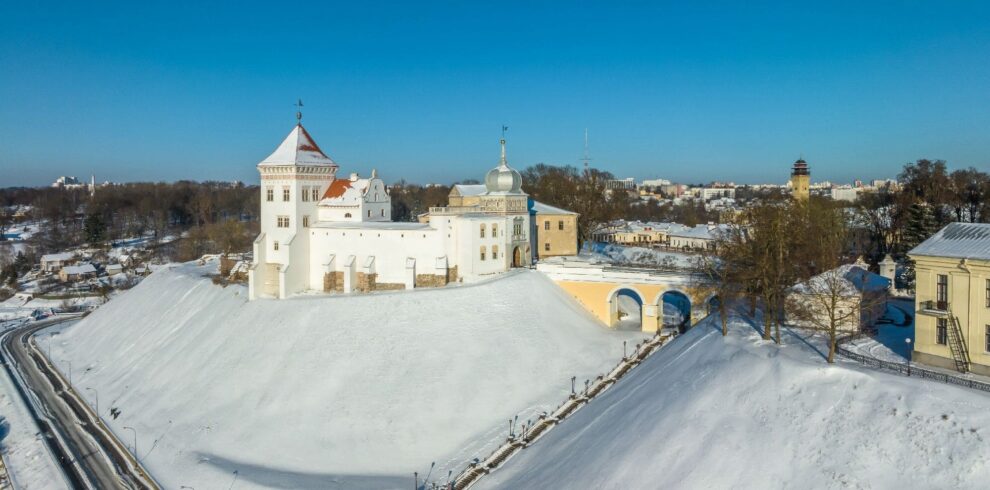 Старый замок зима